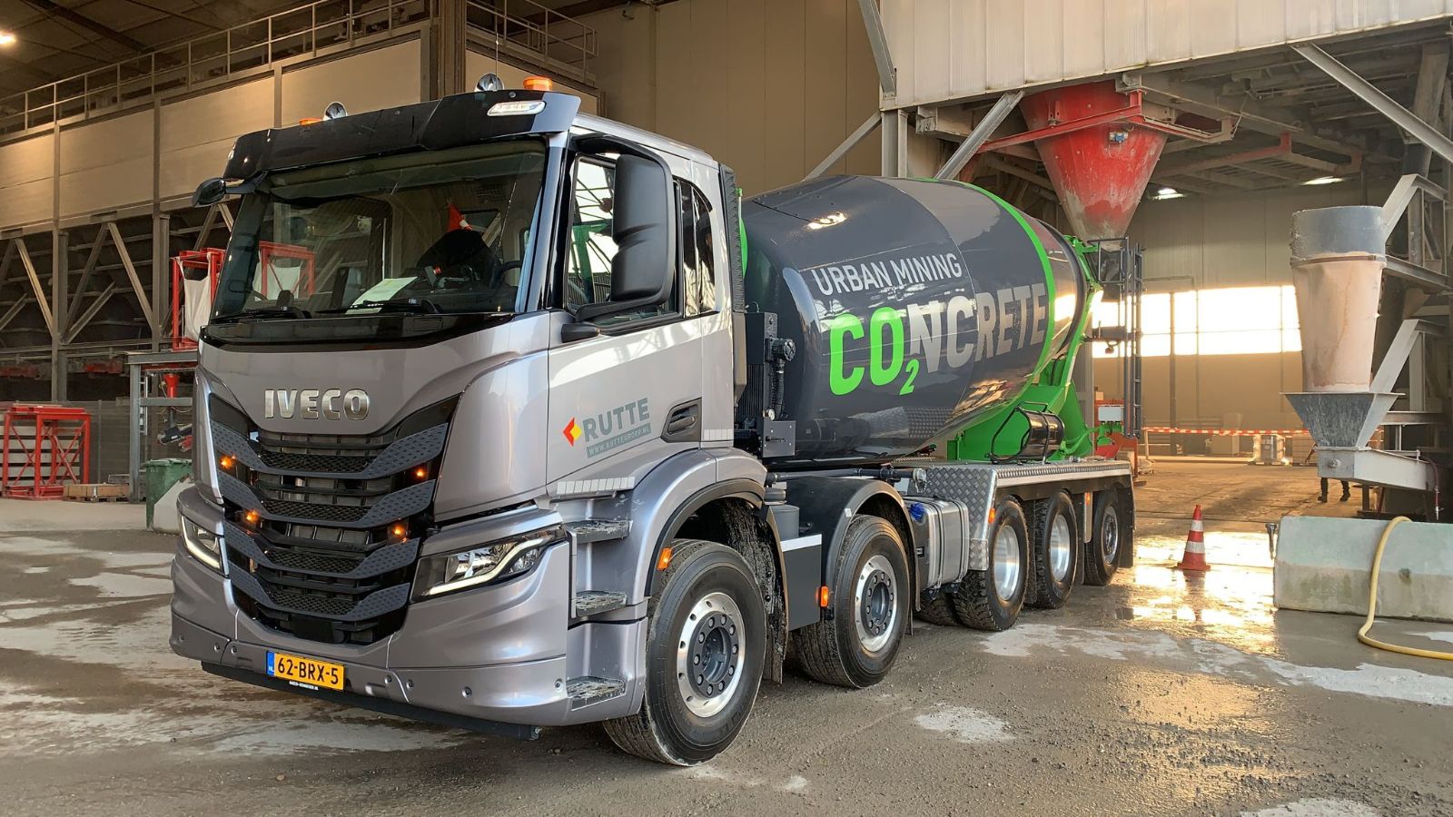 Vrachtwagenchauffeur betonmixer Diemen